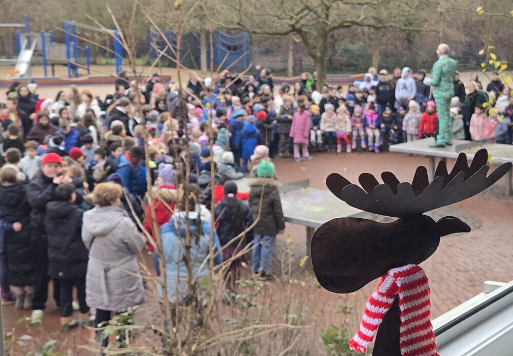 Traditionelles Weihnachtssingen auf unserem Schulhof